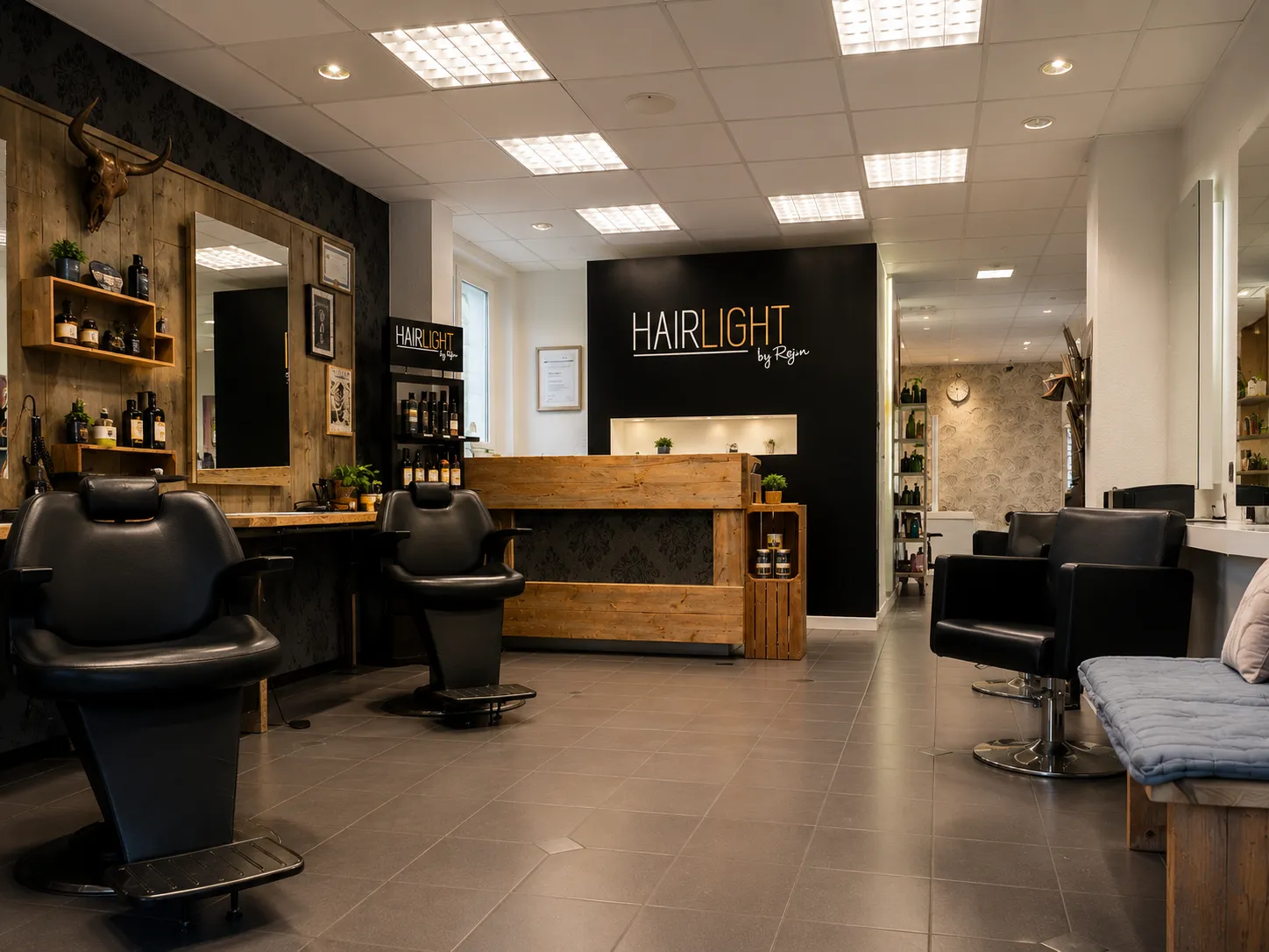 Gesamtansicht des Salons Hairlight by Rejin mit Empfang, Barber-Stationen und Wartebereich