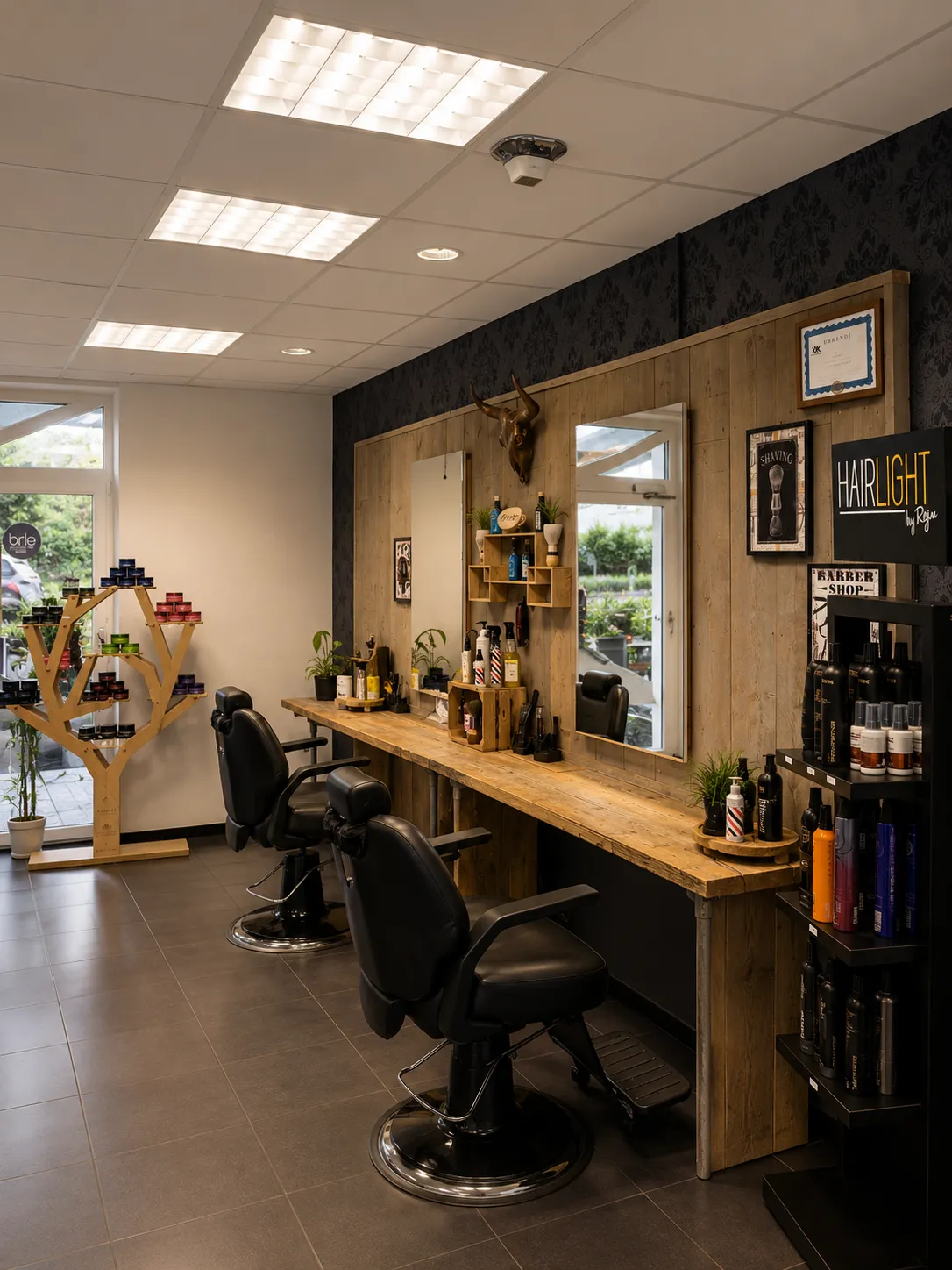 Herren- und Barber-Stationen mit Holztheke, Spiegeln und HAIRLIGHT-Schild